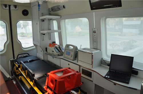 集安市救护车内部
